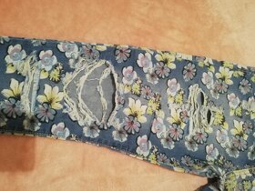 Originální květované potrhané džíny - 5