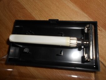 RETRO holicí strojek ASTRA 501+ 901 -zachovalé ,cena celkem - 5