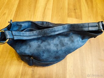 Modrá kožená crossbody kabelka - 5