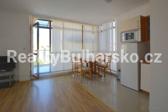 Zařízený apartmán 2+kk 67m² s prostornou terasou a výhledem - 5