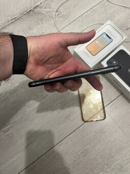 Apple iPhone 11 (128 GB) v černé barvě - 5