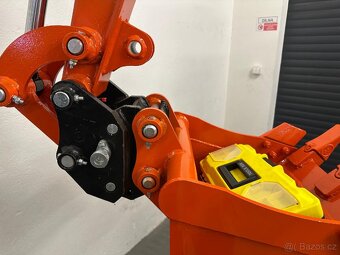 Bagr 2,5T, motor Kubota 25Hp - 5