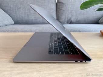 Apple MacBook Pro 15" (2018) - i7 2,20GHz, 16GB, 256GB, BOX - 5
