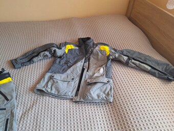 helma a oblečení na motorku. - 5