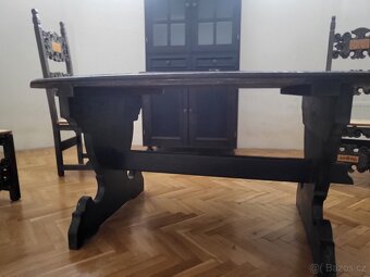 vyřezávané dřevěné židle ruční práce včetně stolu a komody - 5
