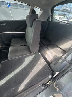 Prodám Toyota Corolla 2.2D 4D 7 mist - 5