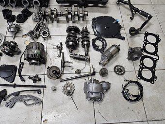 Díly motoru pro Suzuki GSXR 750 Srad gsxr750 - 5