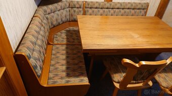 Rohová lavice, jídelní stůl a dvě židle - 5