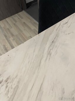 Prodám jídelní stůl + 2x židle - 5