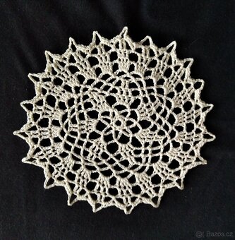 Malé ručně háčkované naškrobené bavlněné dečky - 5