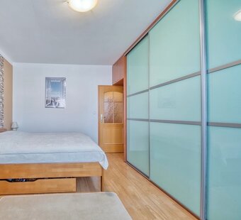 Vestavěná skřín s posuvnými dveřmi - 5