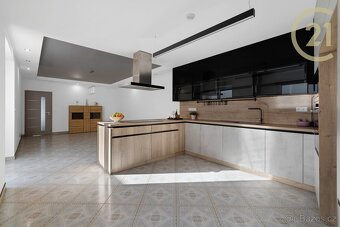 Dva domy, bazén a technologie, díky nimž se tu žije v poh... - 5