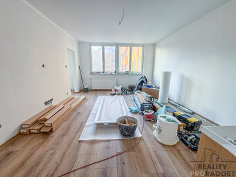 Nabízíme k prodeji krásný, slunný byt 3+1 s lodžií v osobním - 5