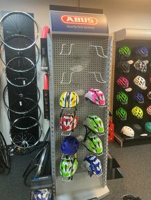 Výstavní stojan na přilby - 5