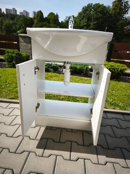 Skříňka s umyvadlem a zrcadlo do koupelny - 5
