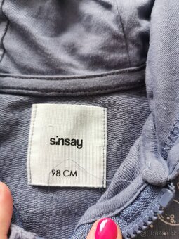 🚀 Mikina s kapucĂ a vesmĂrnĂ˝m vzorem – Sinsay, vel. 98 - 5