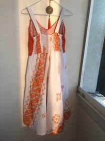 Letní šaty s háčkovaným zdobením - 5