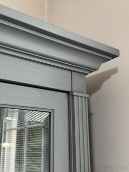 Knihovna/kredenc/skříň s prosklenými dvířky - masiv - 5