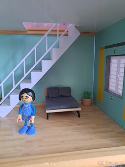 Dřevěný domeček pro panenky + nábytek a figurky - 5