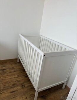 Dětská postýlka a komoda s přebalovacím pultem - 5
