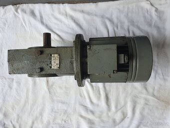 Motor se samosvornou převodovkou - 5