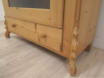 Krásná vitrína s vyřezávanou ozdobou - 5