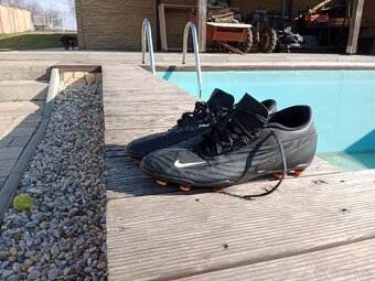 Prodám kopačky Černé= Nike Phantom Bílo modré= Nike F50 - 5