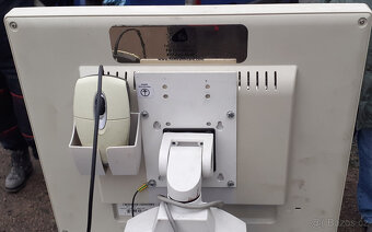 Počítačový stolek včetně monitoru, akumulátoru atd. - 5