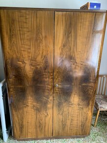 Postel, noční stolky a skříně - 5