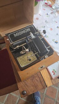 Starý jehlový psací stroj - 5