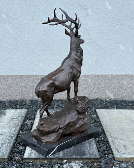 Majestátní bronzová socha jelena na skále exkluzivní dekor - 5