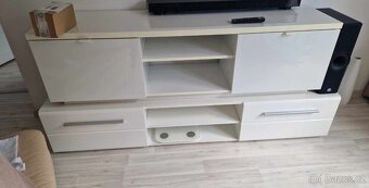 bílá obývací TV stěna (2x skříň, 1x komoda, 1x police) - [8. - 5