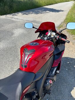 Yamaha R1 - 5