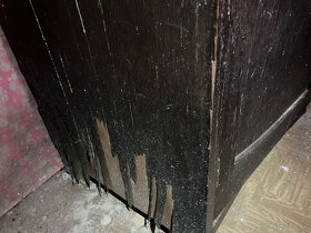 Historická černá skříň, sklo v mosazných rámečcích - 5