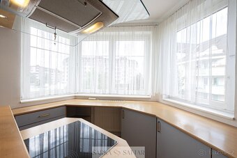 Prodej světlého 2+kk 54m2 s garážovým stáním , 2x sklepem, v - 5