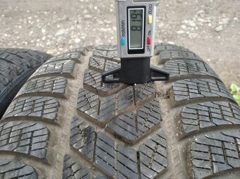 Prodám zánovní zimní pneu Pirelli 235/55/18 - 5