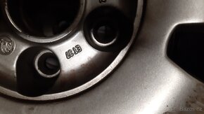 pokličky originál na alu kola Škoda 4ks možné prdej po 1ks - 5