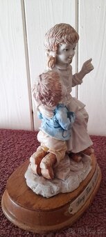 PORCELÁNOVÁ FIGURKA "STORY TIME BY LEONARDO" - DĚTI PŘI ČT - 5