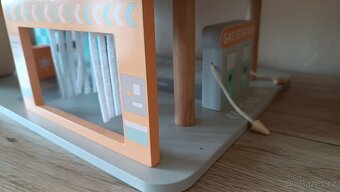 Dřevěná garáž s autíčky a výtahem - 5