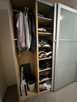 Šatní skříň s mléčným sklem, posuvné dveře - 5