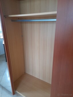 Šatní skříň se zrcadlem a posuvnými dveřmi - 5
