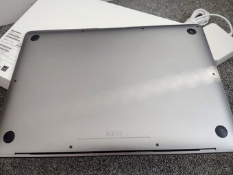 MacBook Air 13 palců Apple M1 chip 8 GB RAM 256 SSDx 140 cyk - 5