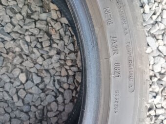 235/40 R19 - 5