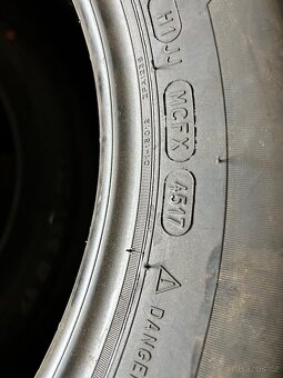 235/55/17 letní pneu - 5