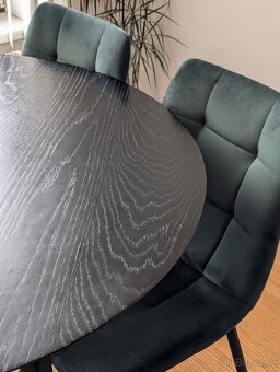 Designový kulatý jídelní stůl se 4 zelenými sametovými židle - 5