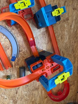 Hot Wheels track builder motorizovaný set + něco navíc - 5