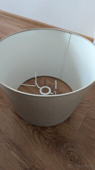 Béžové stínidlo na lampu IKEA SKOTTORP. - 5