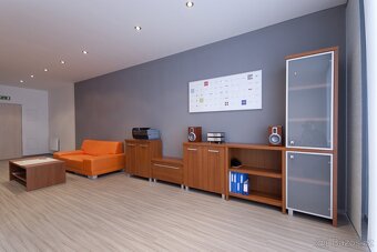Prodám sestavu nábytku + 2ks psací stůl - 5