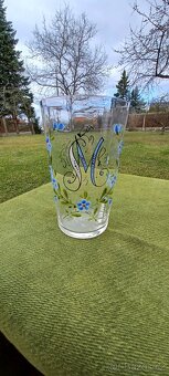Dvě skleničky s poměnkami a monogramem - 5