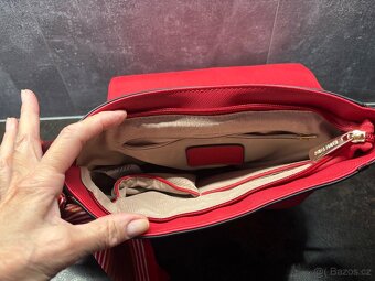 červená kabelka s šátečkem - 5